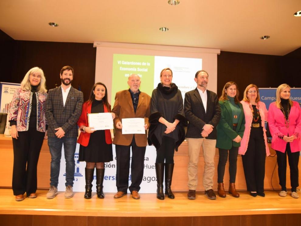 La consejera Marta Gastón junto a los premiados y a representantes de la Universidad de Zaragoza.