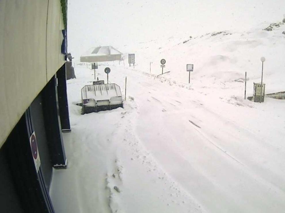 Nieve en el lado francés del puerto de Portalet.