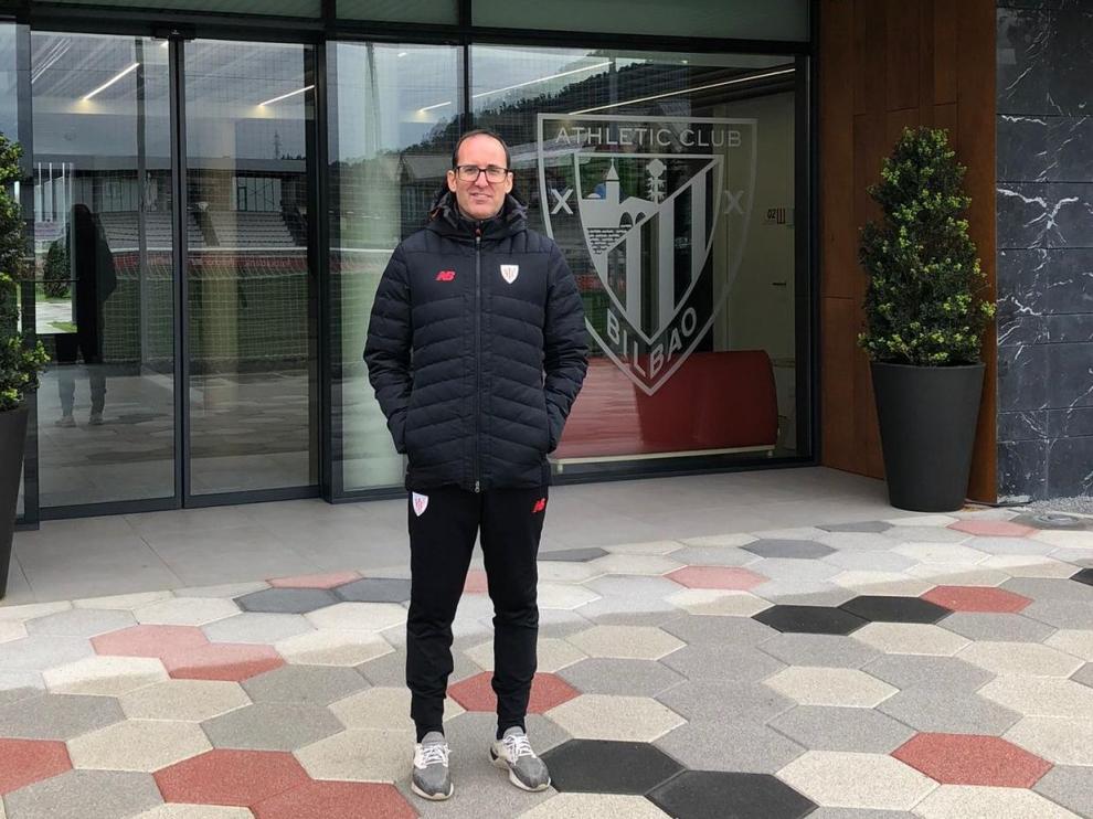 Julio Salinas posa junto al escudo del Athletic Club de Bilbao en las instalaciones de Lezama.