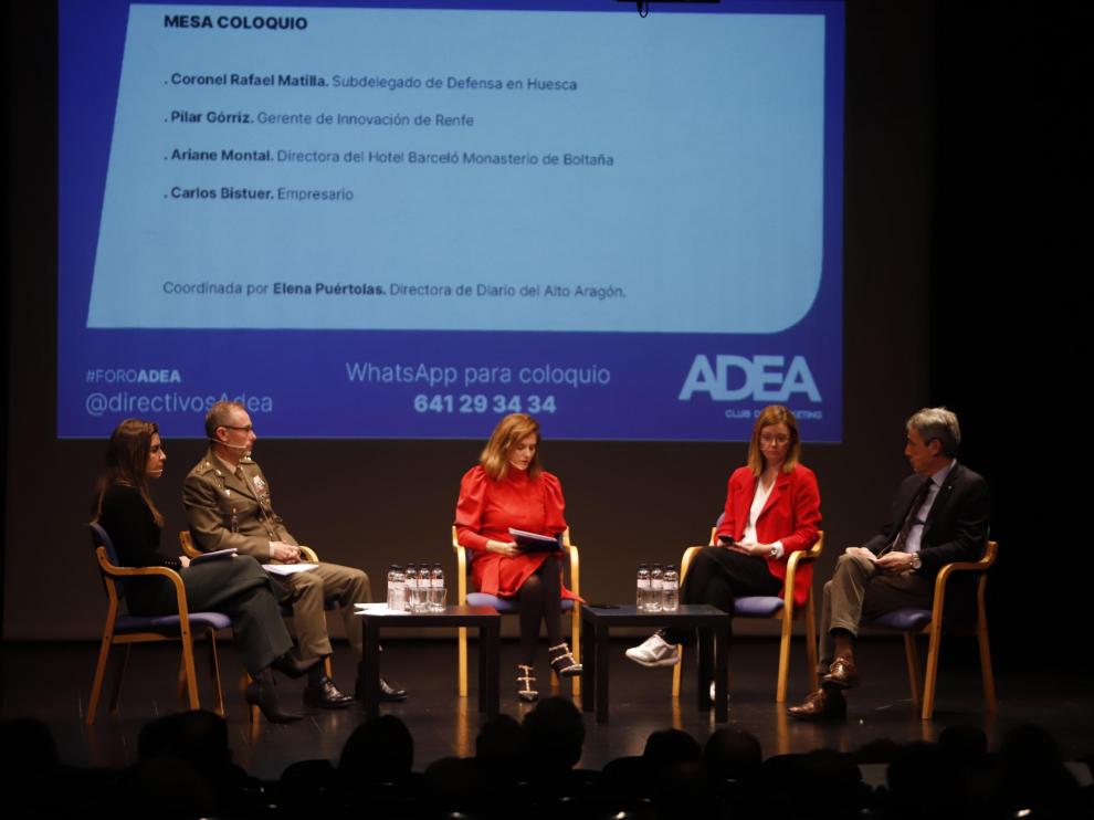 Ariane Montal, Rafael Matilla, Elena Puértolas, Pilar Górriz y Carlos Bistuer, durante la mesa redonda.