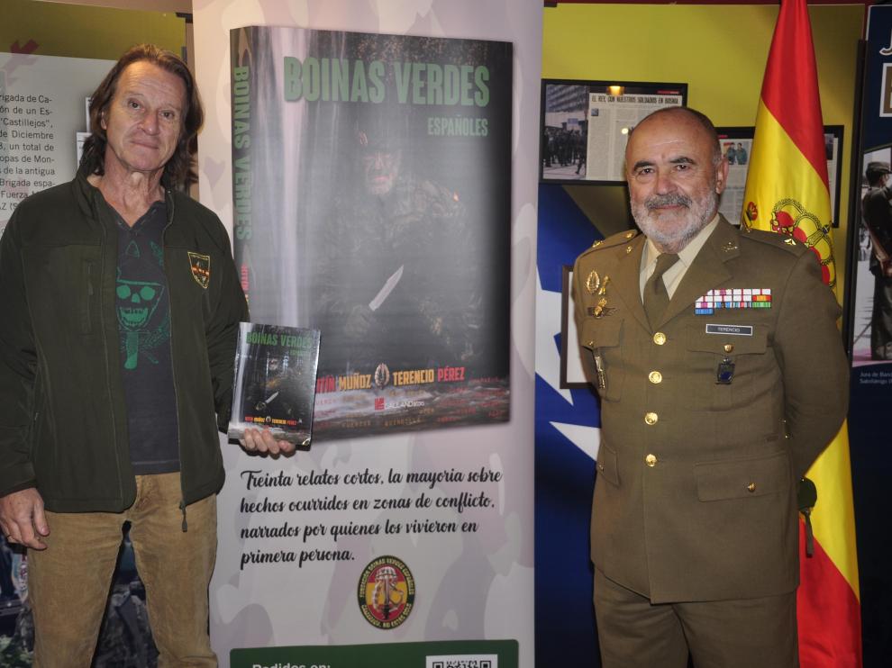 Kitín Muñoz, con el nuevo libro, y el comandante Terencio Pérez.