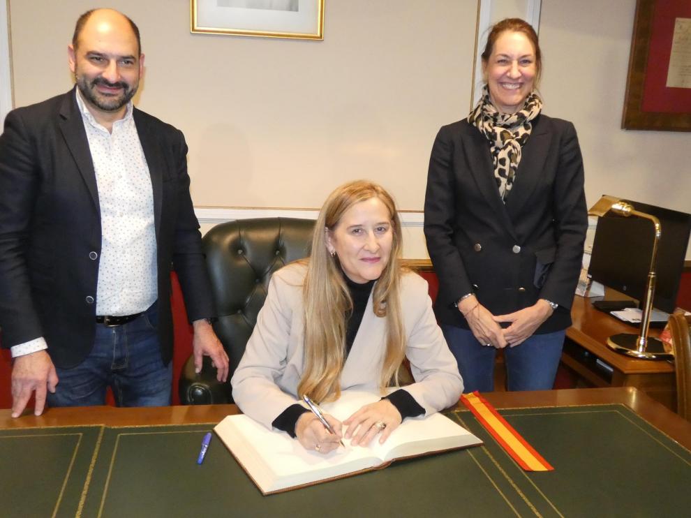Luz Gabás firmó en el Libro de Oro del Ayuntamiento. Con ella Fernando Torres y Blanca Galindo.