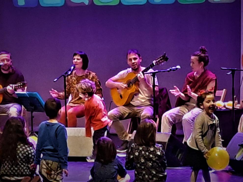 Los niños invadieron el escenario del Manuel Benito Moliner en el concierto de Cina Chana.