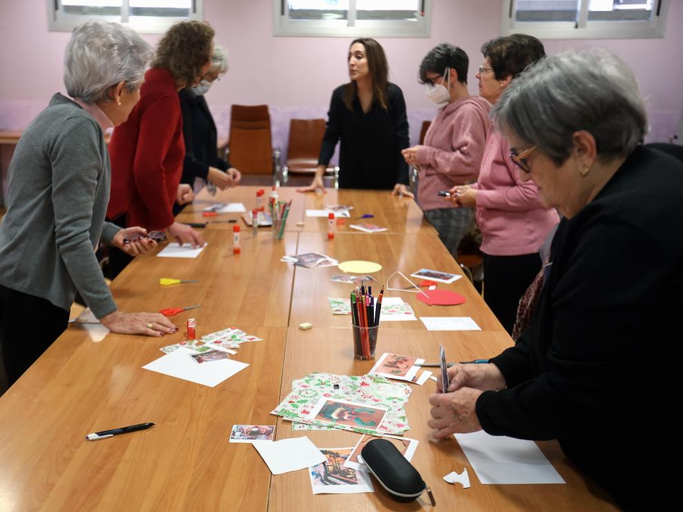 Trabajo navideño en el taller de Arteterapia, en el Centro Manuel Benito Moliner.