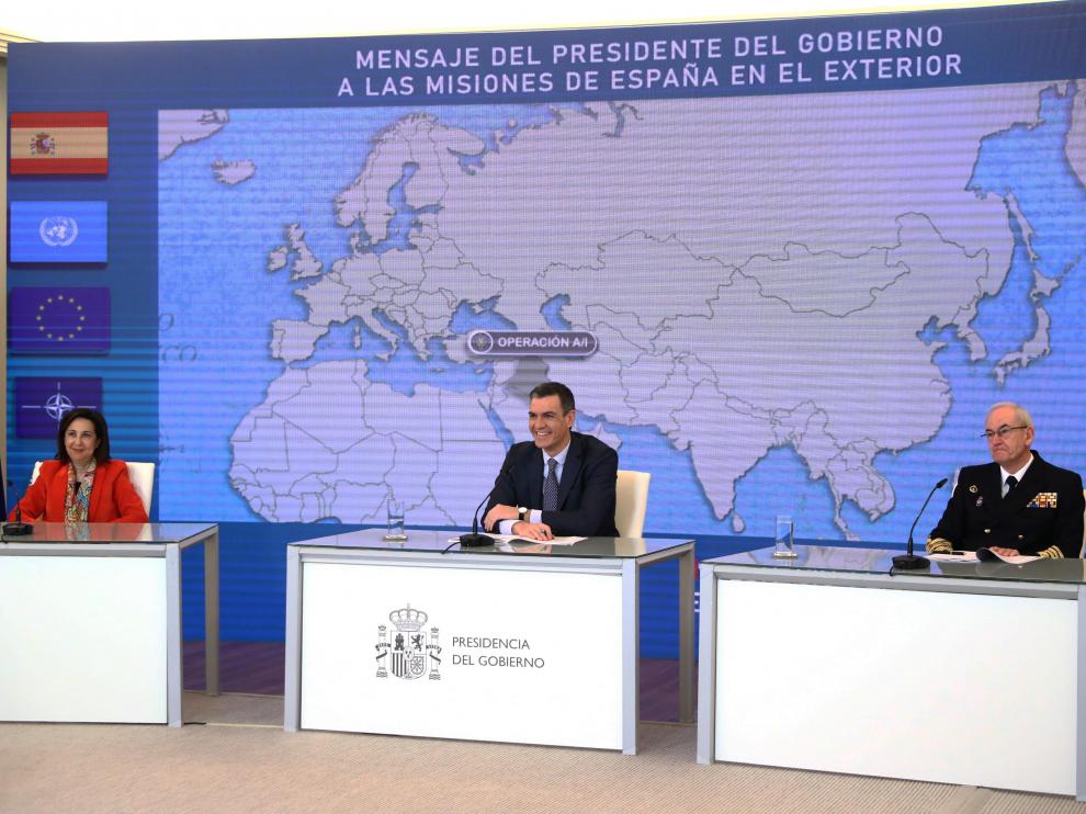 Pedro Sánchez, presidente del Gobierno, junto a la ministra de Defensa, Margarita Robles y del jefe de Estado Mayor de la Defensa (JEMAD), Teodoro López.