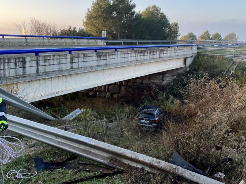 Lugar en el que ha acabado el vehículo accidentado tras la salida de vía.