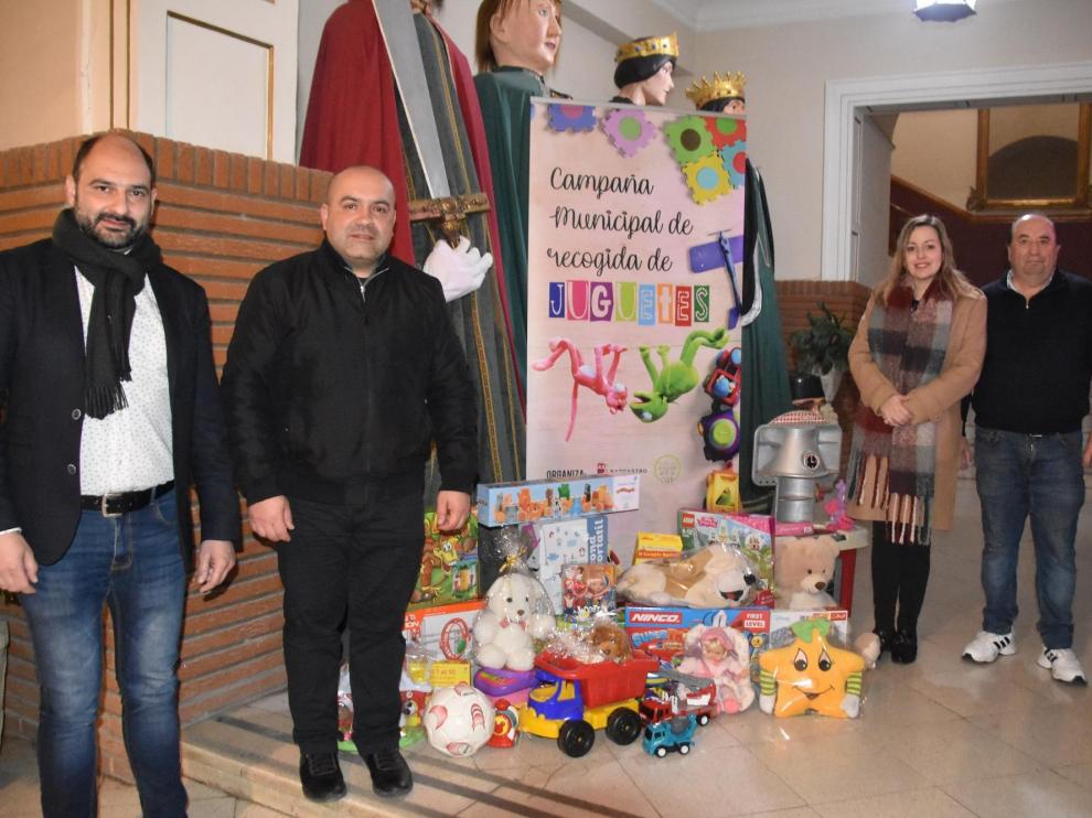 Entrega de los juguetes recogidos en la campaña de donación de juguetes a Cáritas Barbastro.