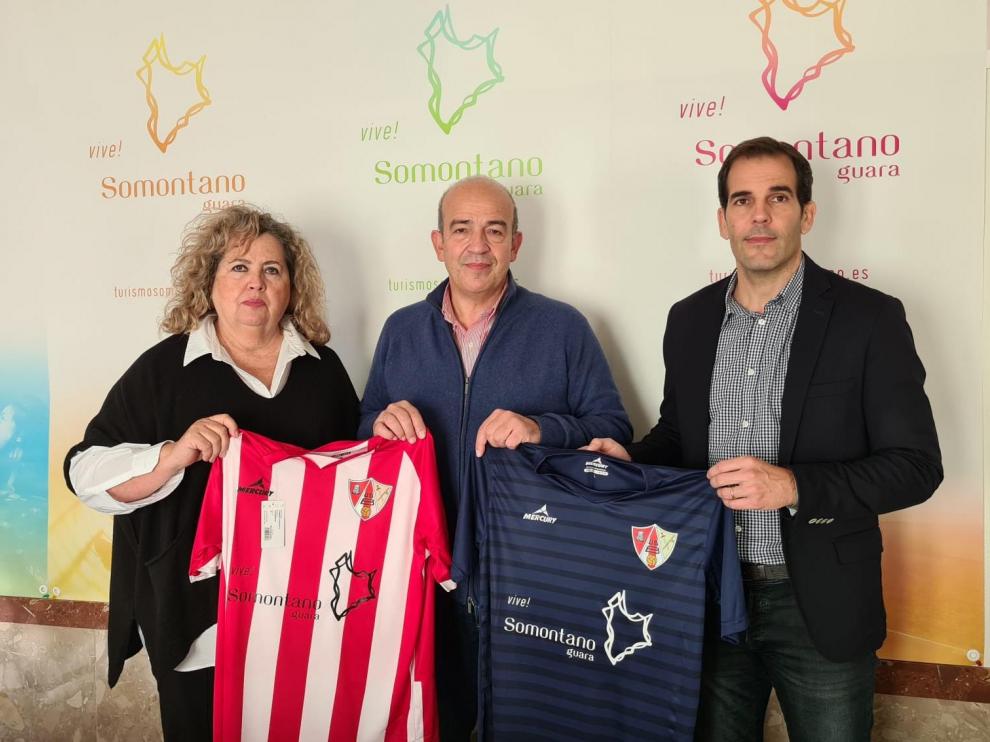 María Morera, Rafa Torres y Daniel Gracia posan con las camisetas del club tras la firma del acuerdo.
