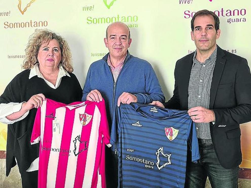 Morera, Torres y Gracia muestran las camisetas que portará el equipo en 2023, con el logo de GuaraSomontano.