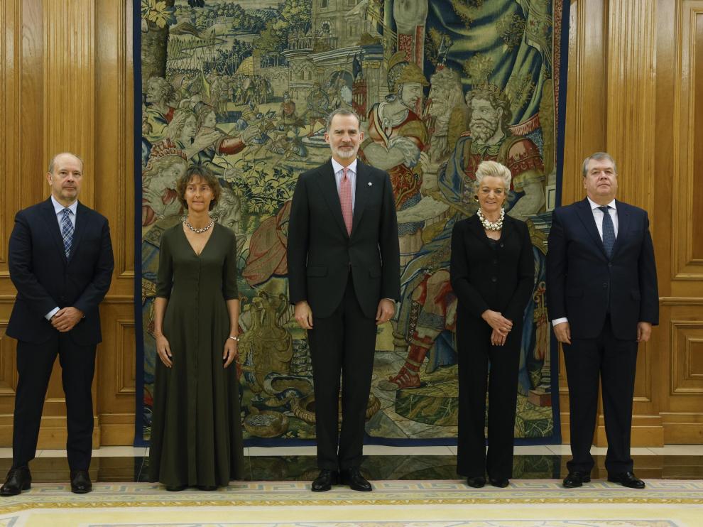 Los cuatro nuevos magistrados del Tribunal Constitucional junto al Rey Felipe VI tras prometer su cargo.