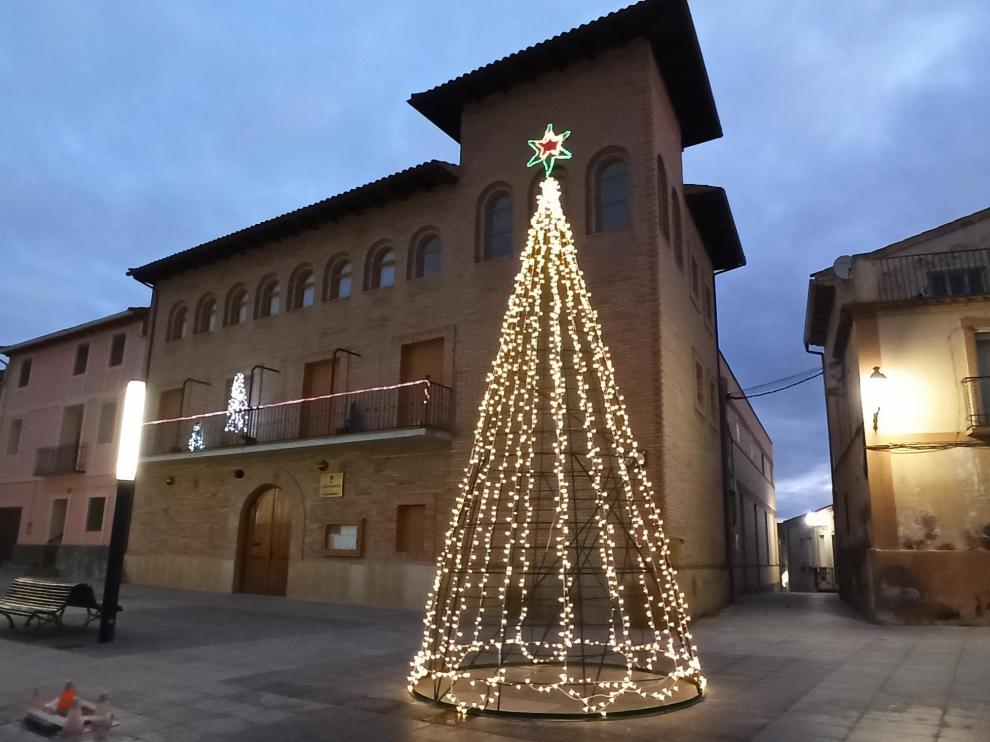 Un árbol artesanal luce en Sangarrén.