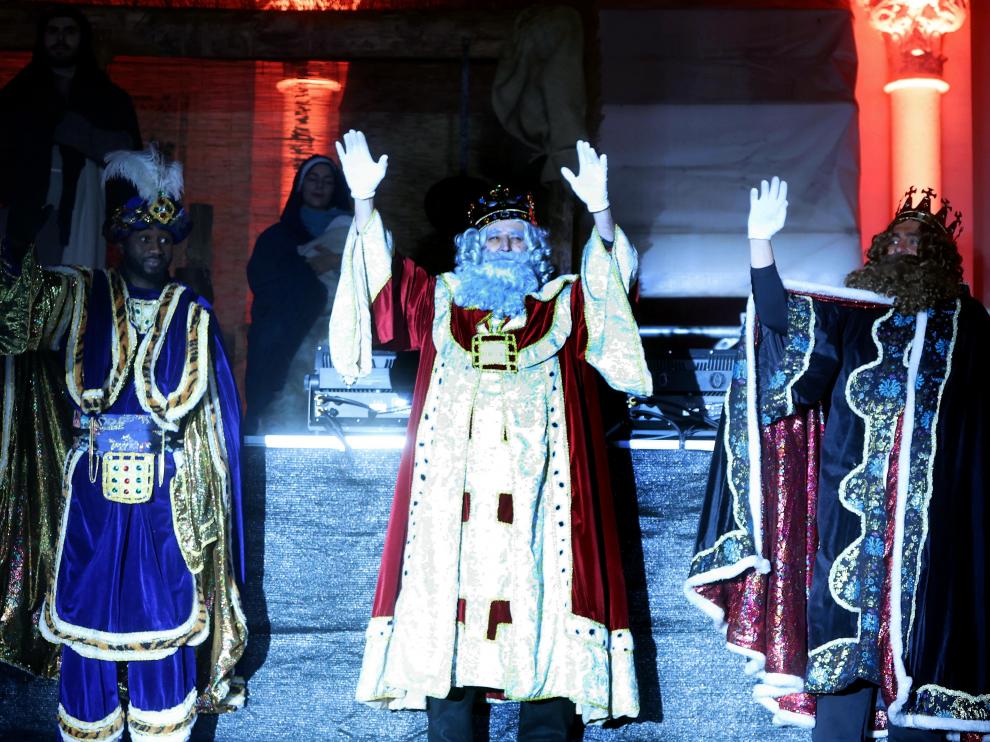 Melchor, Gaspar y Baltasar a su llegada ayer a Huesca.