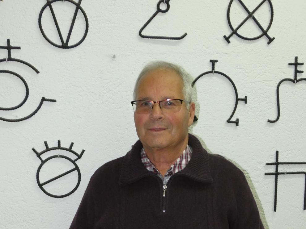 Cosme Arcas con uno de los hierros de su colección.