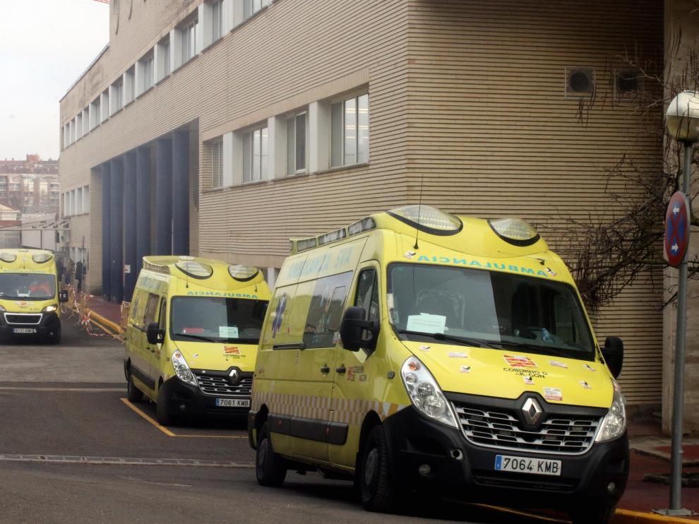 Ambulancias en la parte posterior del Hospital Universitario San Jorge de Huesca.