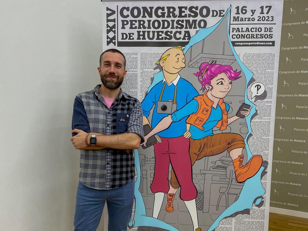 Pablo Nadal, junto al cartel de la próxima edición del Congreso de Periodismo de Huesca.