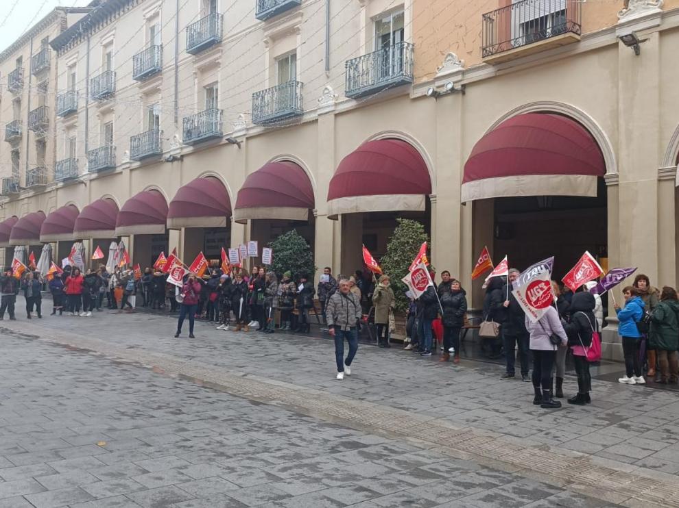 Manifestación de trabajadoras llevada a cabo este martes durante la reunión entre DPH, Ayuntamiento y sector de la limpieza
