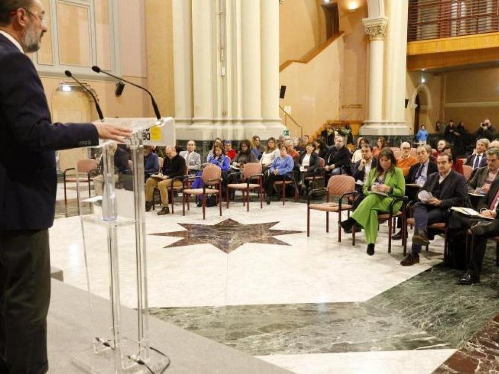 El Presidente de Aragón, Javier Lambán, y la consejera de Sanidad, Sira Repollés, presentan a los agentes sociales la Iniciativa Aragonesa para la Sostenibilidad y la Eficiencia del Sistema Nacional de Salud.