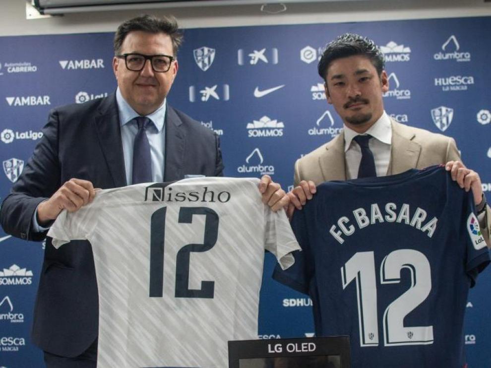 Manolo Torres, presidente de la SD Huesca, posa junto a Oka Ryouchi, director general del FC Basara.