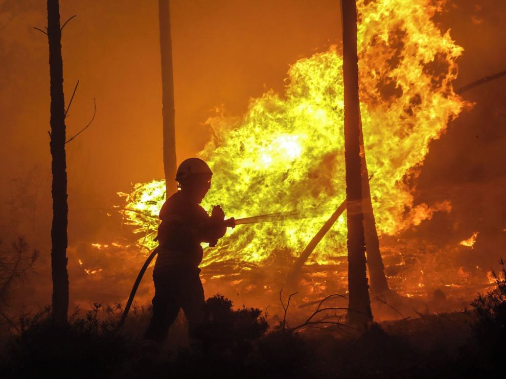 Escándalo por una campaña contra el fuego en la que se repartía como protección material inflamable
