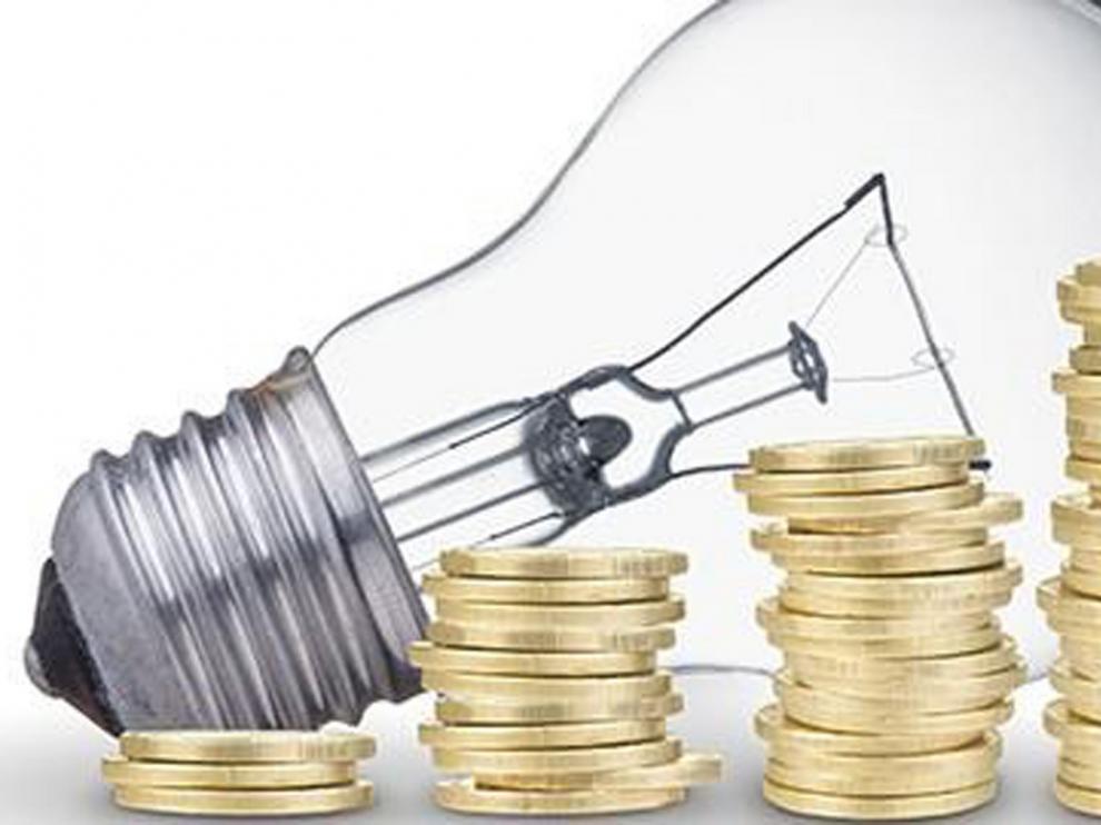 El precio de la luz en la primera quincena de julio cae un 35% con respecto al año pasado