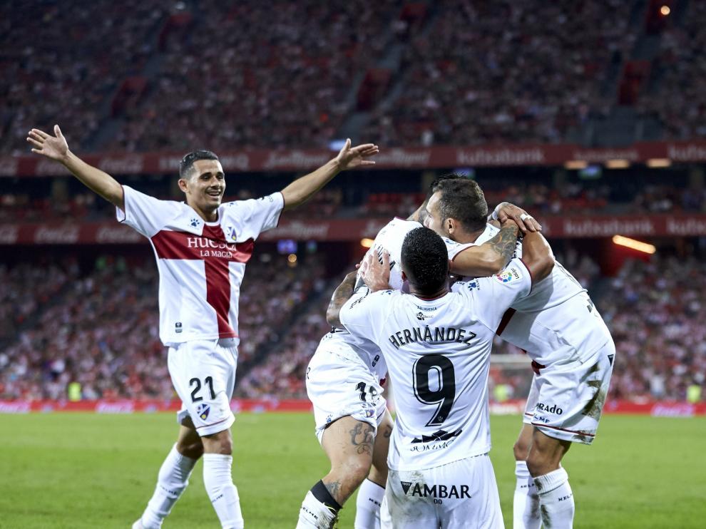 El roce con el codo reemplaza a los abrazos y los besos en los partidos de fútbol