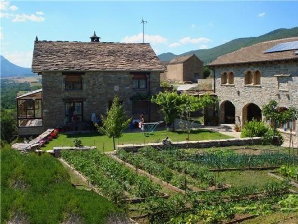 Menos viajeros en hoteles del Pirineo pero más en las casas rurales