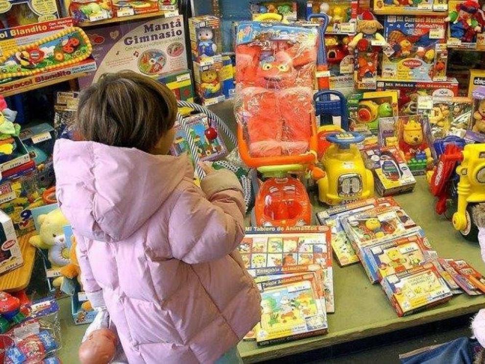 Los niños españoles prefieren entretenerse con juguetes y amigos antes que jugar con el móvil o ver tele, según estudio