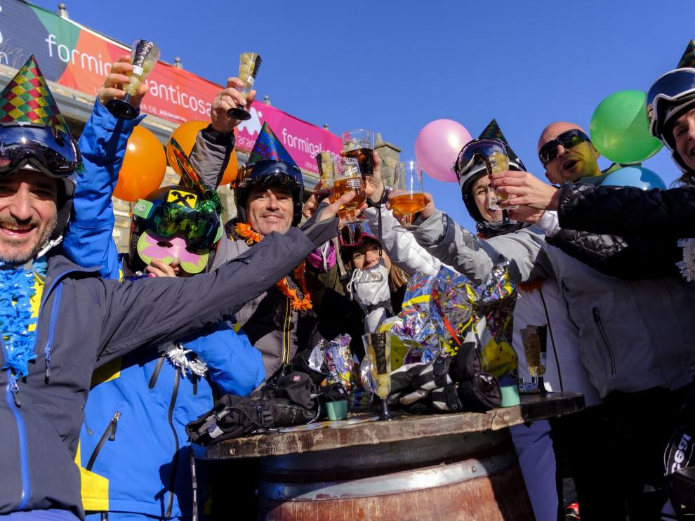 Los esquiadores celebraron la Nochevieja en Formigal y Cerler con unas campanadas madrugadoras