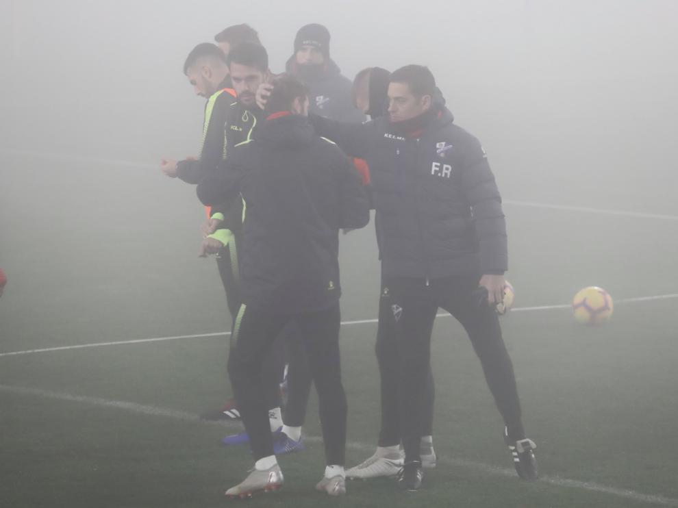Niebla y frío en el primer entrenamiento del año de la SD Huesca en el Alcoraz