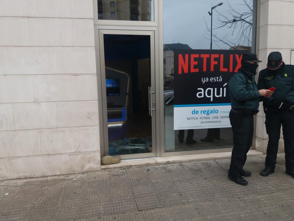 Rompen a pedradas el cristal de una tienda de telefonía en Monzón