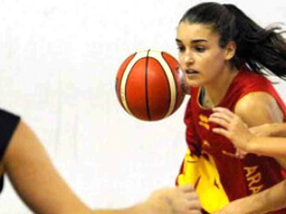 Marina Mata, en la selección infantil de Aragón que disputará el Nacional de Baloncesto