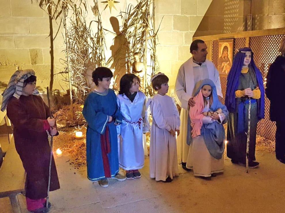 Los vecinos de Villanueva de Sijena visitan a las hermanas de Belén para festejar la Navidad