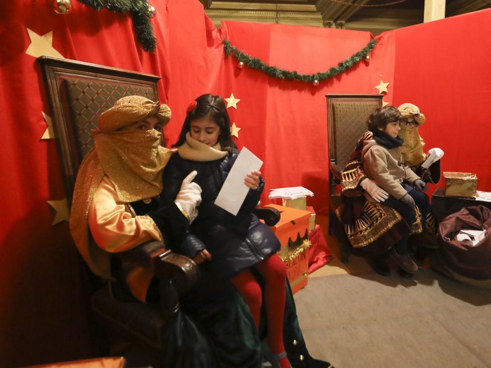 Largas colas en el Casino de Huesca para entregar las cartas a los pajes de los Reyes Magos