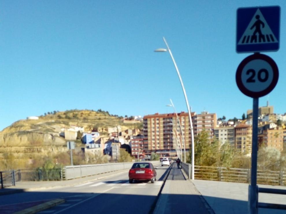 El Ayuntamiento de Fraga limita la velocidad en el puente pequeño a 20 kilómetros hora