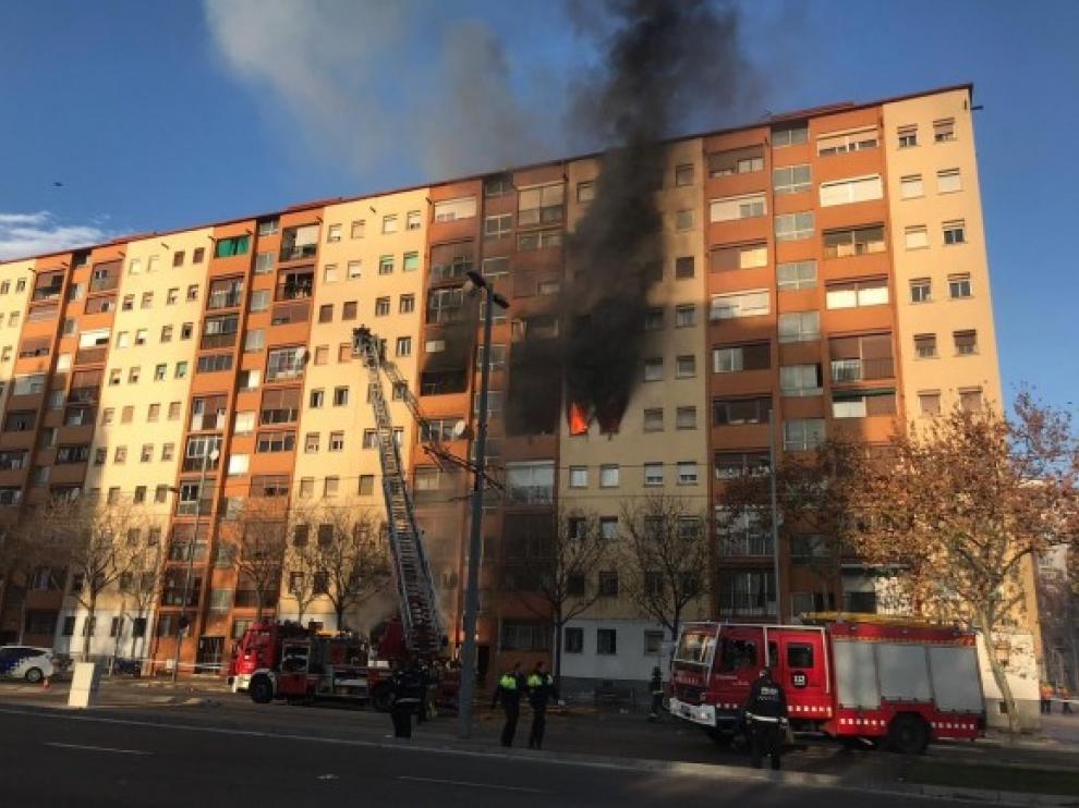 Tres muertos y varios heridos en un incendio en un edificio de Badalona