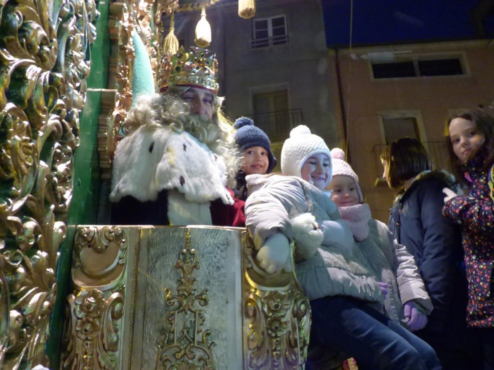 Miles de personas comparten en Barbastro el feliz momento de la llegada de Sus Majestades