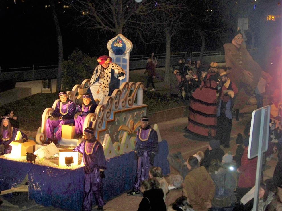 Los Reyes Magos reciben el cariño de los niños de Fraga