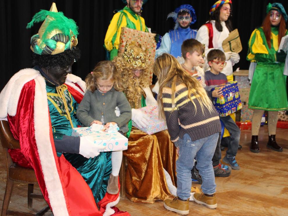 Los Reyes Magos dejan ilusión y muchos regalos a los niños de Binéfar