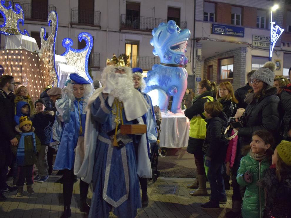 Los Reyes Magos llegan a Sabiñánigo en tren y son recibidos por numeroso público