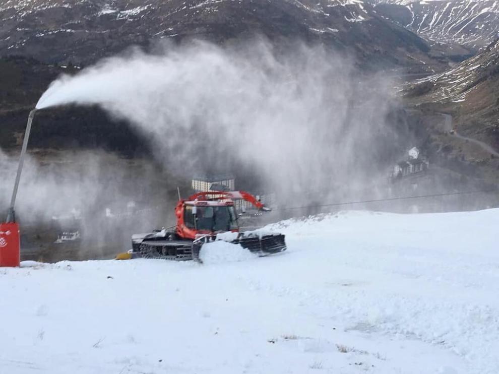 Frío y sol en las estaciones de esquí de Huesca, a la espera de nevadas