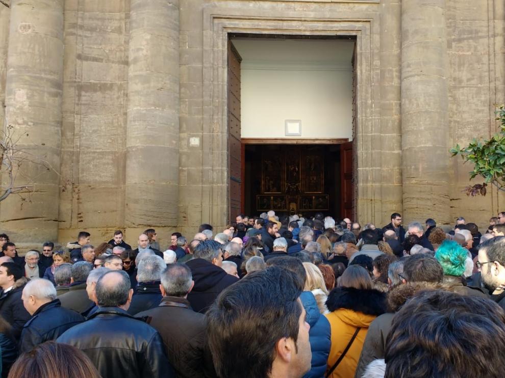 Emotivo y multitudinario funeral en Sariñena en la despedida de Antonio Torres