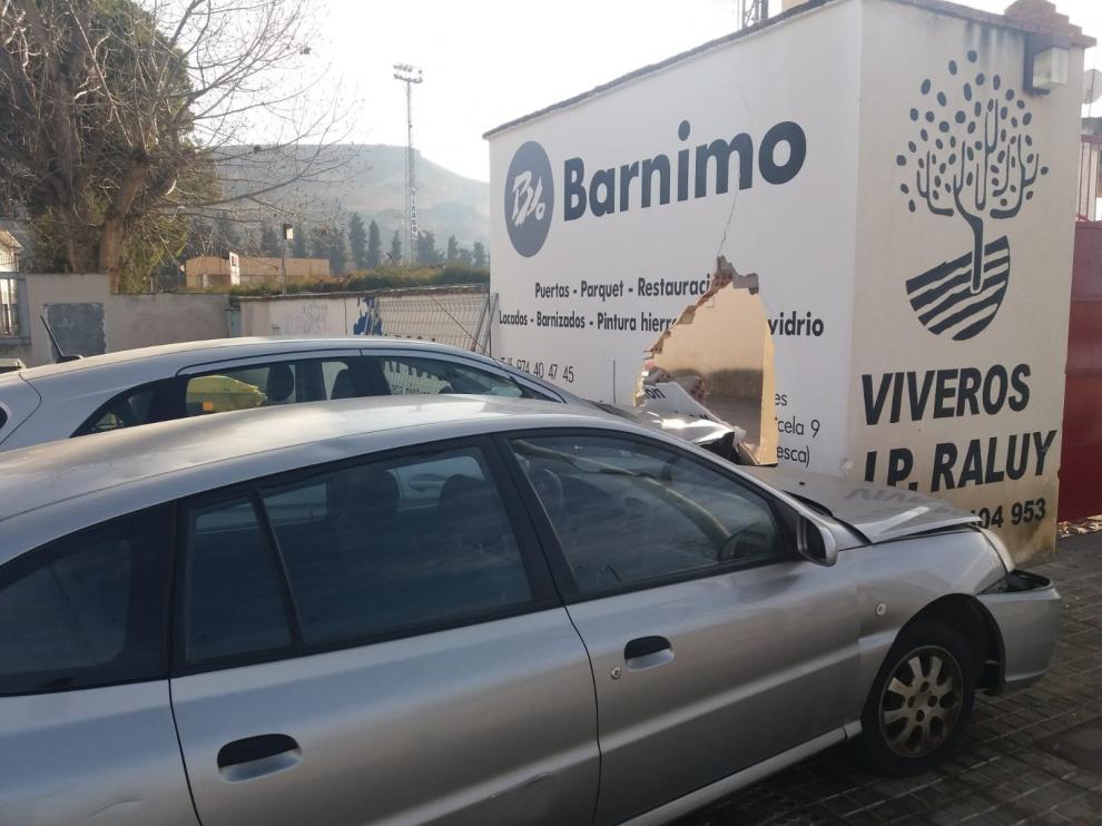 Dos turismos acaban empotrados en la tapia del campo de fútbol Isidro Calderón de Monzón