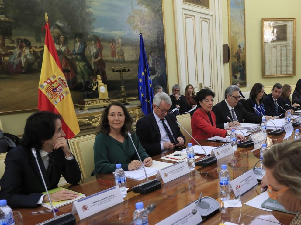 Celaá insta a una reforma educativa con consenso y el PP pide su retirada