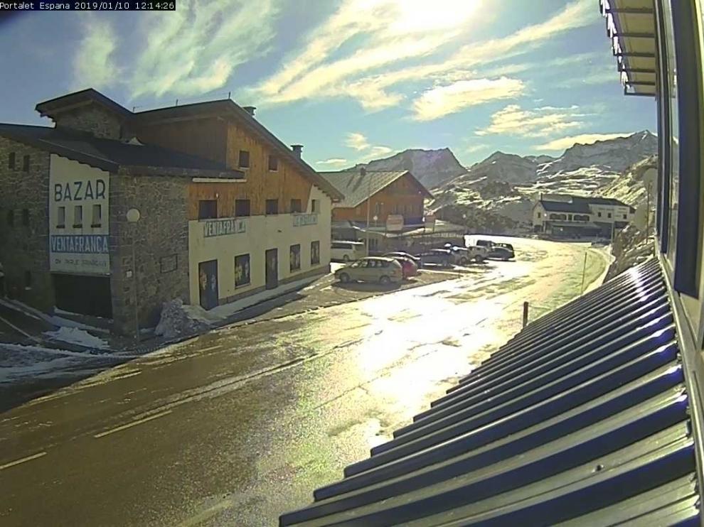 La nieve obliga a uso de cadenas para acceder a la frontera del Portalet