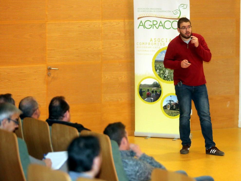 Carlos Molina: "Las horas de trabajo se reducen un 60% con la siembra directa"