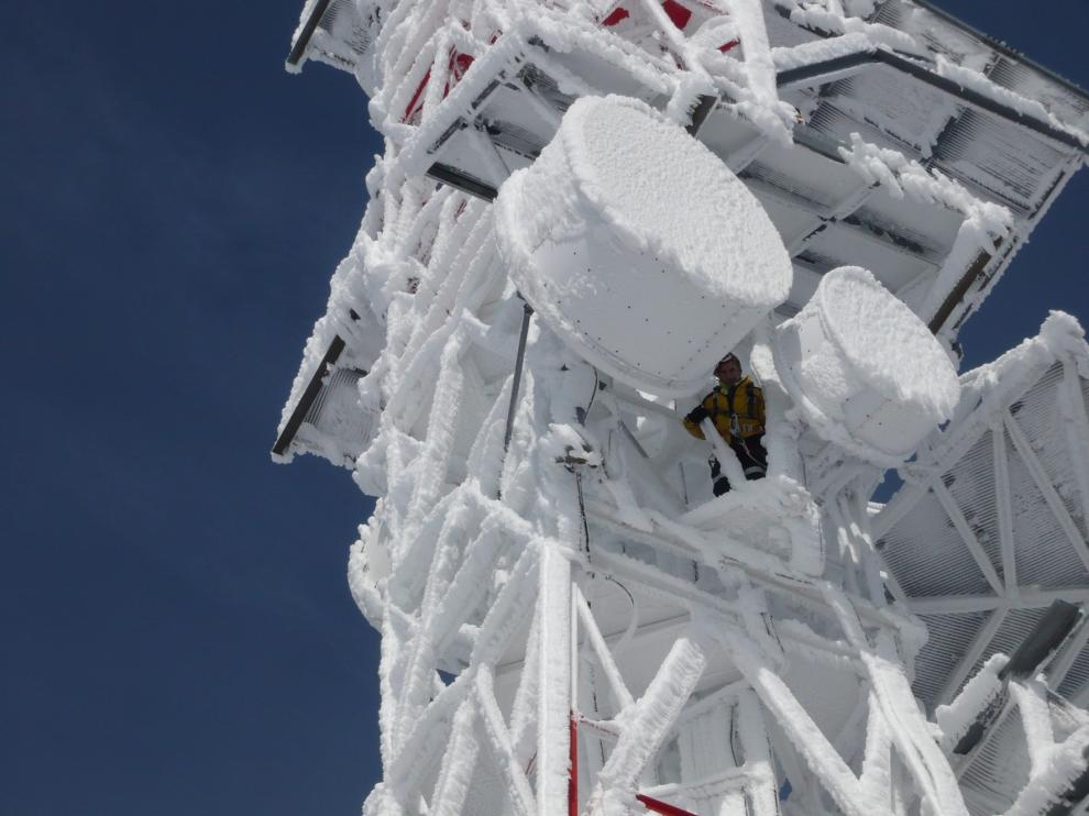 Los "alpinistas" de las antenas de Zaragoza se juegan el tipo cada invierno