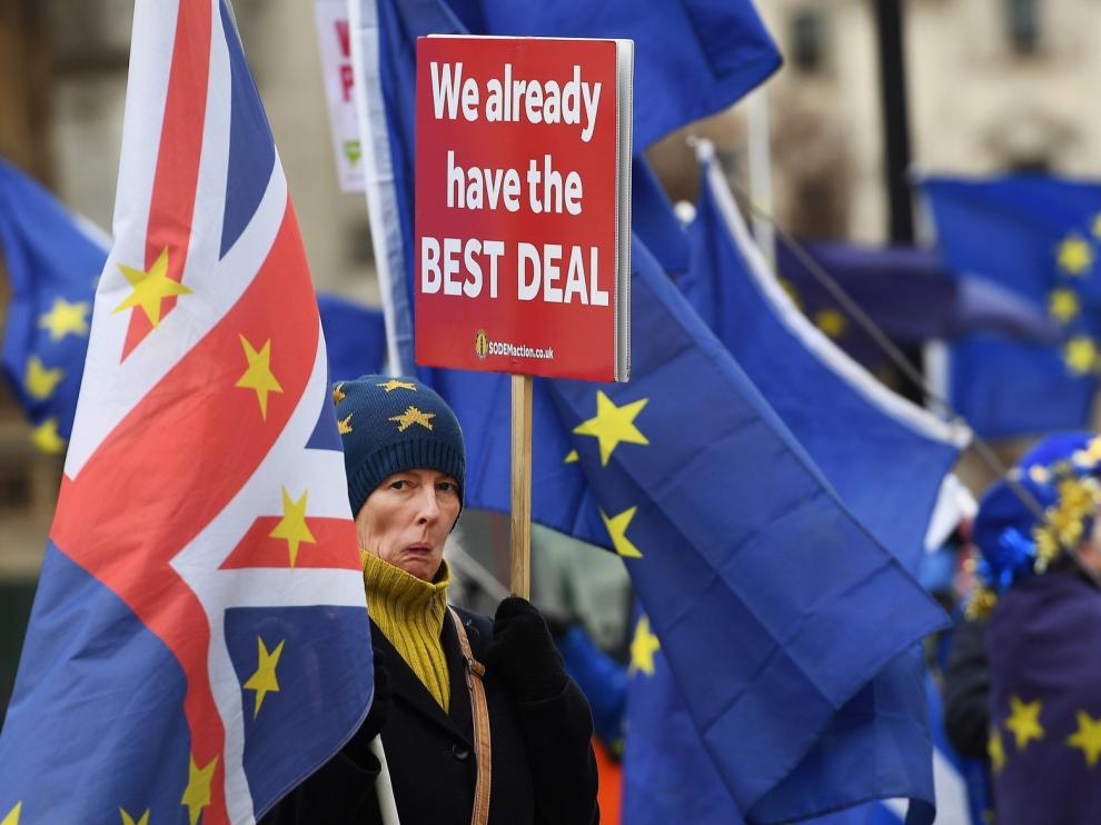 May accede a presentar un "plan B" del "brexit"