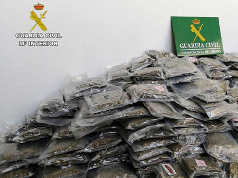 La Guardia Civil se incauta de 2.700 kilos de marihuana en Cataluña, el mayor alijo en España