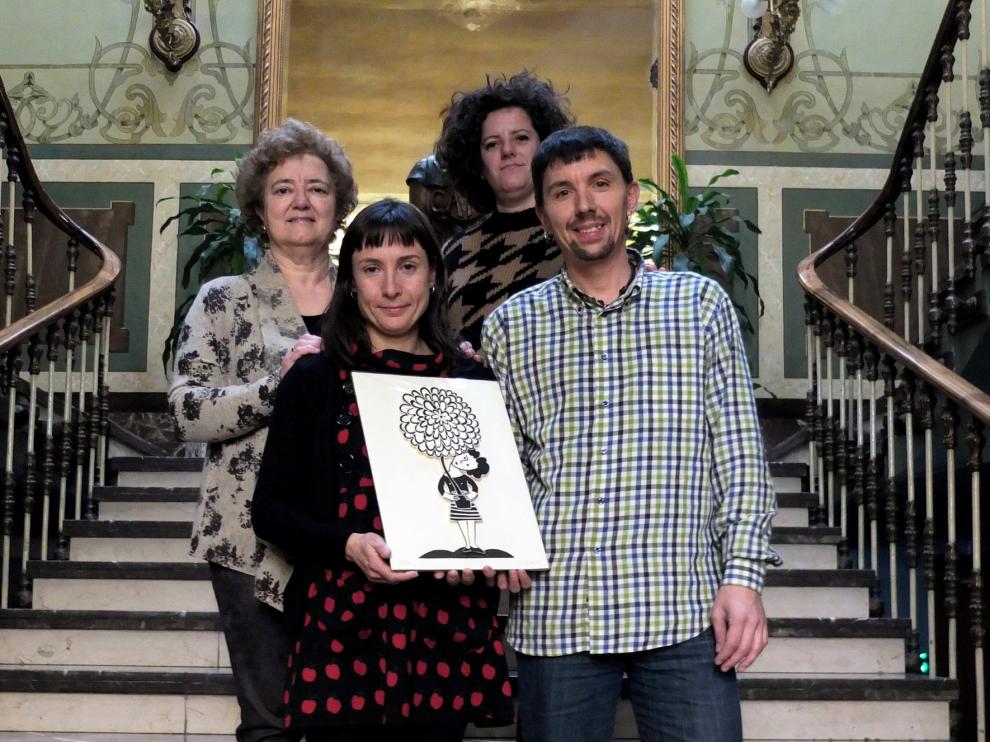 Alouda entrega la obra donada por la artista oscense Vicky de Sus