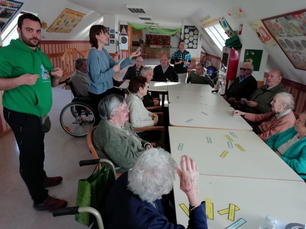 El Instituto San Alberto Magno se vuelca con mayores de Sabiñánigo